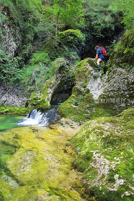 成人徒步旅行者冒险徒步通过峡谷与奇妙的瀑布，Gačnik, Soča河，Primorska，朱利安阿尔卑斯。斯洛文尼亚、欧洲